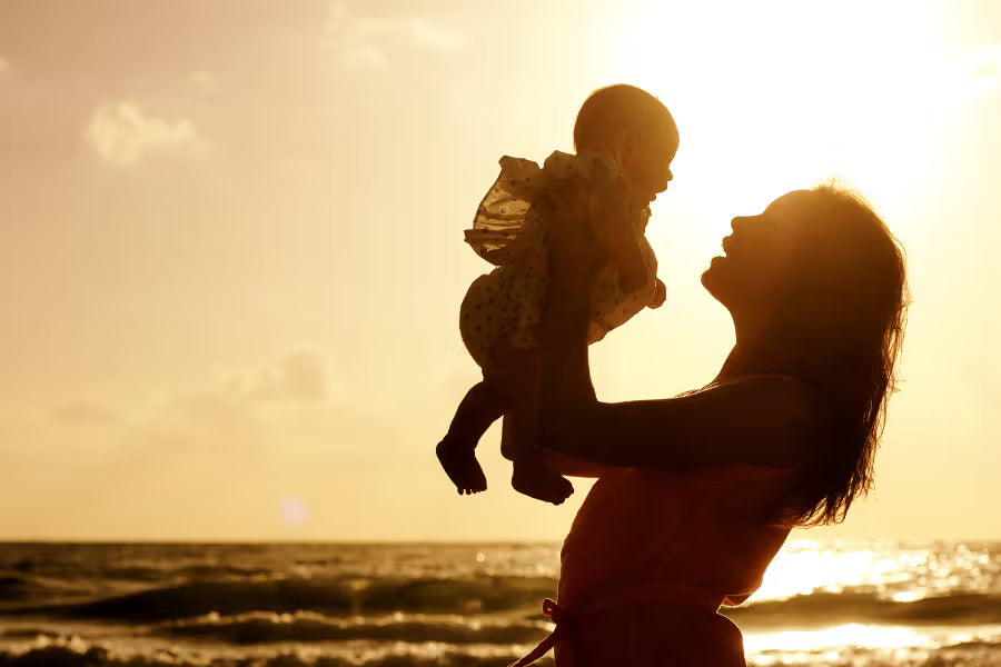 Baby Sommer Essentials: So bleibt dein Baby an heißen Tagen kühl, sicher und entspannt